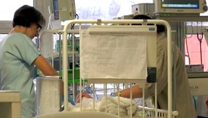 Podchladený Adam (2) začal vnímať lekárov aj rodičov