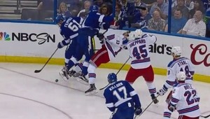 Stamkos zbúral Hayesa! Mať hlavu dole sa nevypláca