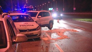 Hliadka polície kontrolovala vodiča, narazilo do nej auto
