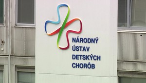 Lekári z NÚDCH ako jedni z prvých v Európe operovali pacienta novou metódou. Zachránili mu kĺby