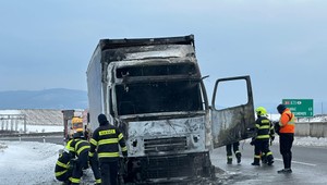Rýchlostná cesta R4 pri Košiciach je pre požiar kamióna uzavretá