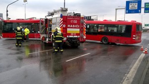 Po zrážke MHD s hasičmi sú štyria ľudia v nemocnici