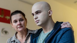 Simon Štubniak zo seriálu Jenny sa opäť pýši bujnou hrivou: Aha, ako mu to sekne!