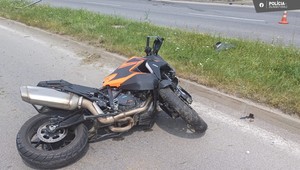Smrteľná nehoda na ceste: Motocyklista po náraze spadol pred auto