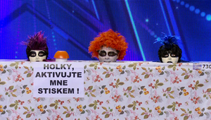 Tri hlavy a kopa čudesných zvukov: Porota sa začína obávať, že im niečo nalievame do pitia