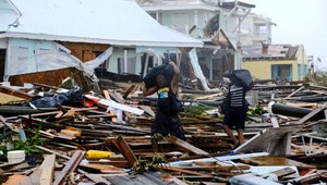 FOTO: Hurikán Dorian opäť zabíjal. Muž z Floridy pred ním ukryl aj svoje auto, rovno do kuchyne