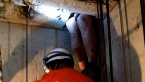 Obézny muž chcel kradnúť, zasekol sa vo výťahovej šachte