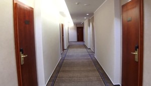 Kým v niektorých častiach Tatier hlásia hotely pusto, na Štrbskom plese sa postupne napĺňajú