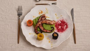 Chobotnica s bazalkovo-limetkovým pyré a zeleninou