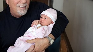 Slávny spevák sa stal otcom. Čoskoro bude mať sedemdesiat