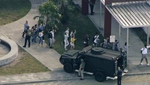 V USA schválili návrh zákona o zbraniach. Senát chce Trumpovi odporúčať, aby ho stopol