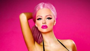 Osmičky prsia ju dotiahli ďaleko: Pozrite sa, koho zaujala česká Barbie