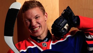 Šialený gól! S obrancom v záprahu, na kolenách, chrbtom k bráne!