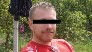 Policajt chcel pomôcť posádke odstaveného auta, bojuje o život