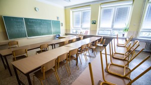 Začínajúci učitelia by od septembra mali zarábať viac