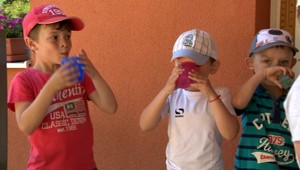 Deti aj počas horúčav zabúdajú piť. Treba im to pripomínať