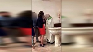 Facka bábätku počas krstu, rodičia dieťa vytrhli z rúk kňaza