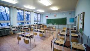 Podľa ministerstva zostalo zavretých 58 škôl, podľa Iniciatívy rezort zavádza