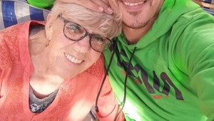 Zamilovaná babička šokovala rodinu: Keď svojim deťom predstavila nového manžela, tie takmer odpadli