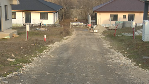 Obyvatelia dedinky čakajú na príjazdovú cestu. Developer sľubuje termíny
