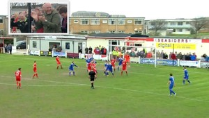 Ligové dno vo Walese. Miništadión s unimobunkami. Ale gól ako z Nou Campu!