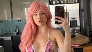 Sestra Kate Moss ukázala svoje nahé prsia