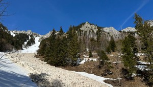 V Tatrách spadla lavína, záchranári varujú aj pred ďalšími