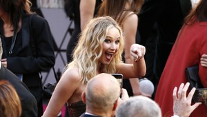 Jennifer Lawrence na Oscaroch opitá preskakovala sedačky