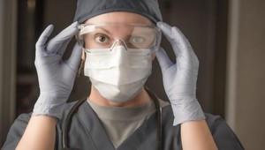 Policajti ostali v šoku: Opitá zdravotná sestra ošetrovala pacientov