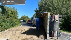 Prevrátený kamión spôsobil dočasné uzavretie cestnej premávky