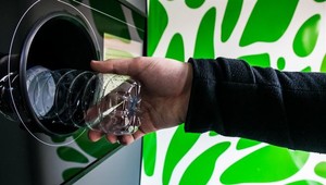 Zbieral fľaše, aby si prilepšil k dôchodku. Keď príjem priznal, prišiel o časť podpory
