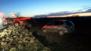 Opitá žena skončila v priekope, v aute viezla deti