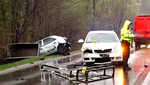Vážna nehoda na hlavnom ťahu: Muža náraz odhodil niekoľko metrov od cesty