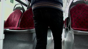 Muž v bratislavskej MHD sexuálne obťažoval malého chlapca. Zastavila ho kričiaca žena