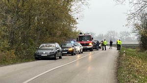 Tragická nehoda: Auto vrazilo do stromu, obete v ňom ostali zakliesnené