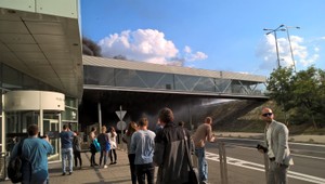 FOTO: Z bratislavského nákupného centra sa valili kúdoly dymu