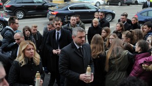 Štátny smútok pre tragickú nehodu pri Nitre: Sviečky pred strednou školou zapálili prezidentka aj premiér