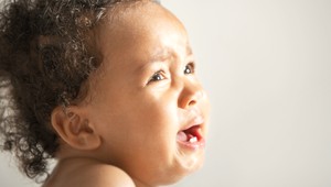 Dievčatko (3) sa vyšmyklo matke z náručia, spadlo z balkóna