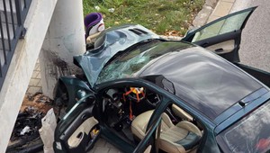 Vodič narazil do stĺpa nadchodu. V aute sedeli aj 2 malé deti