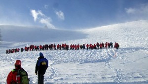 Lavína zasypala v Rakúsku pätnásť lyžiarov, časť sa zachránila