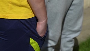 Falošný policajt so zbraňou prenasledoval partiu mladíkov