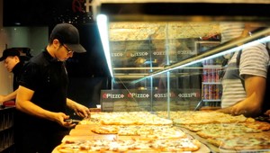 Majiteľ reštaurácie humusák. Spadnuté mäso vracia späť do taniera