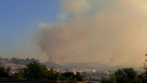 Silný požiar v Portugalsku sa blíži k obľúbenému letovisku. Európu sužuje teplo