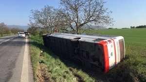 Pri Sečovciach havaroval autobus. Zastavil ho až strom