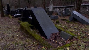 Policajti vypátrali vandalov, ktorí poškodili náhrobné kamene v Rajci. Ide o skupinu chlapcov