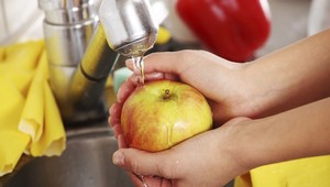 Kupované ovocie nestačí len umyť: Jednoduchý TRIK ho zbaví chemikálií