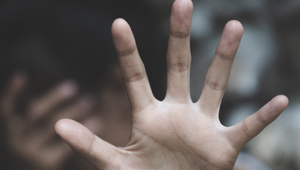 Tragédia v berlínskej škôlke: Päťročné dieťa zomrelo po páde dverí