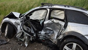 Pri zrážke dvoch áut prišiel o život vodič. Pre kamión si zrejme nevšimol prichádzajúce vozidlo