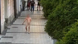 Ľudí  na námestí obťažoval nahý muž. Problém vyriešili policajti