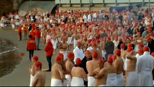 Viac ako tisíc nudistov oslávilo slnovrat kúpaním v ľadovej vode